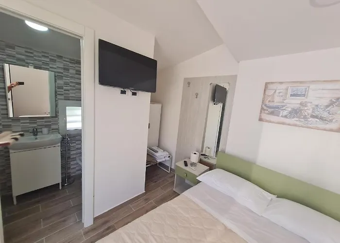 住宿加早餐酒店 Scauri 明图尔诺